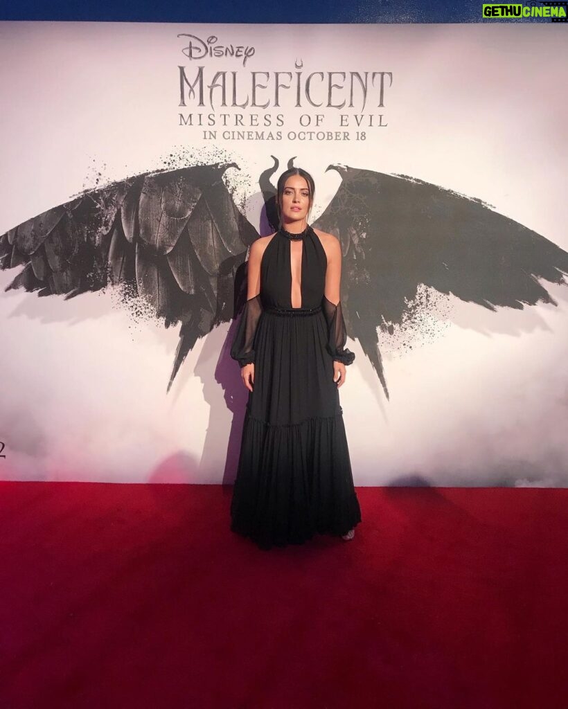 İrem Sak Instagram - Geçen hafta galasına katıldığım #Maleficent #malefiz filmi ilk kez Londra görmeme vesile oldu. Ve ilk kez canlı kanlı Angelina Jolie görmeme de vesile oldu. İkisini de çok sevdim 😏 tam bir i ♥️my job anısı. 💫🙏🏼 #malefizkötülüğüngücü #maleficentthemistressofevil London, United Kingdom