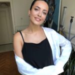 İrem Sak Instagram - Bu modelin adı eli belinde Makyaj & Kariyer planlama by @fezialtun