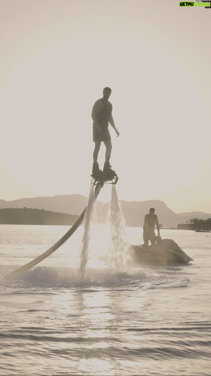 İsmail Ege Şaşmaz Instagram - Flyboard’a binerken ne hissettiysem Austral’i kullanırken de benzerini hissettim. Benzer özgürlük hissi, benzer extreme ruh. Son zamanlardaki en güzel deneyimim oldu. 🤘🏻 @RenaultTurkiye #HerAnıFarkEt #İşBirliği