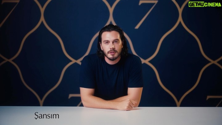 İsmail Ege Şaşmaz Instagram - @esteelauderturkiye Advanced Night Repair Serum’un 7 etkisi gibi benim de 7 harikam var! Tek serumda 7 mucizevi etkiyi bir araya getiren Advanced Night Repair Serum ile beraber benim de birbirinden özel 7 harikam ile tanışmaya hazır mısınız! ⚡️🤘🏻 #1Serum7MucizeviEtki #AdvancedNightRepair #işbirliği
