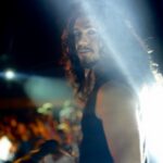 İsmail Ege Şaşmaz Instagram - Su gibi akıp geçmiş zaman.. 🎸🤘🏻 Bugünden itibaren @baris_akarsufilm @netflixturkiye de!