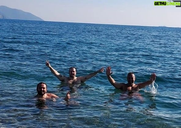 Şahan Gökbakar Instagram - Kasımın 12sinde denize girildi...Su şerbet gibi ❤️🇹🇷 Dalaman