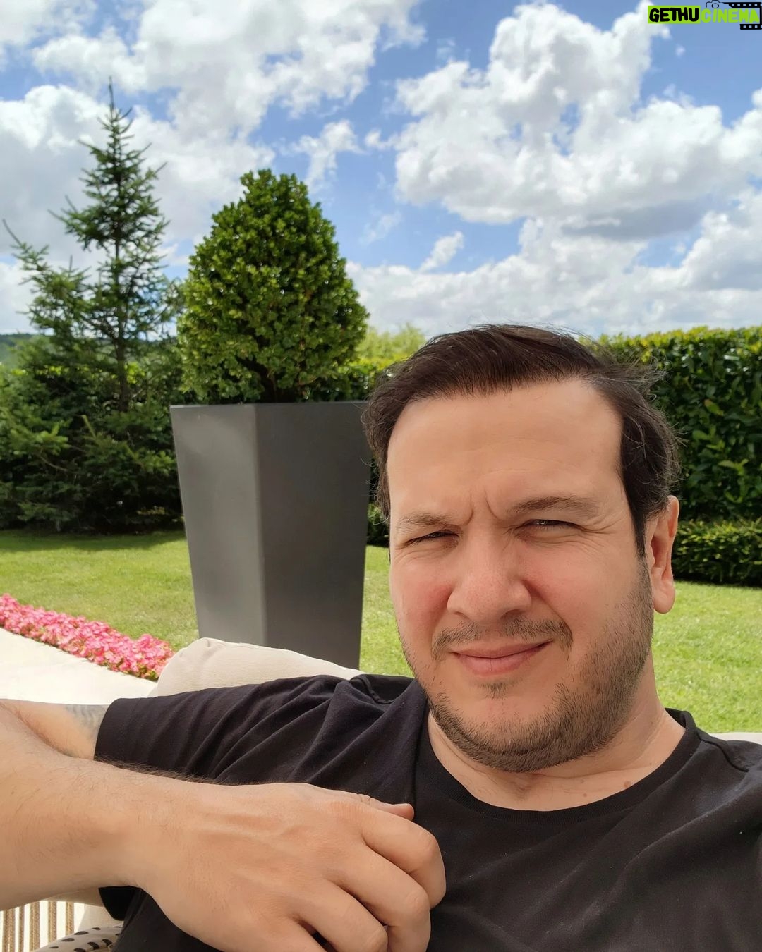 Şahan Gökbakar Instagram - Windows wallpaper gibi arkası...😄 Bugün çok efendi değil miyim ama?🤣🤣