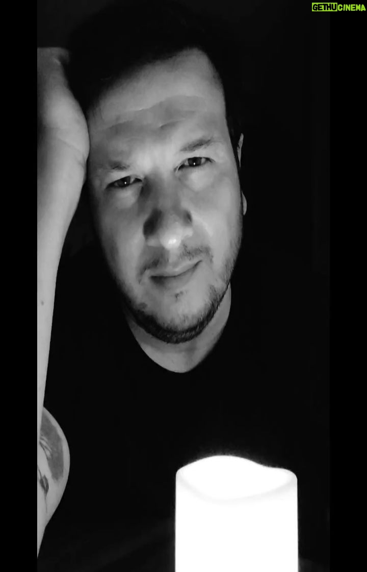 Şahan Gökbakar Instagram - Böyle adamlar türedi instagramda🤣🤣 Daya tanbur taksimini alta... Hışır hışır konuş...Yerse..🤣🤣🤣