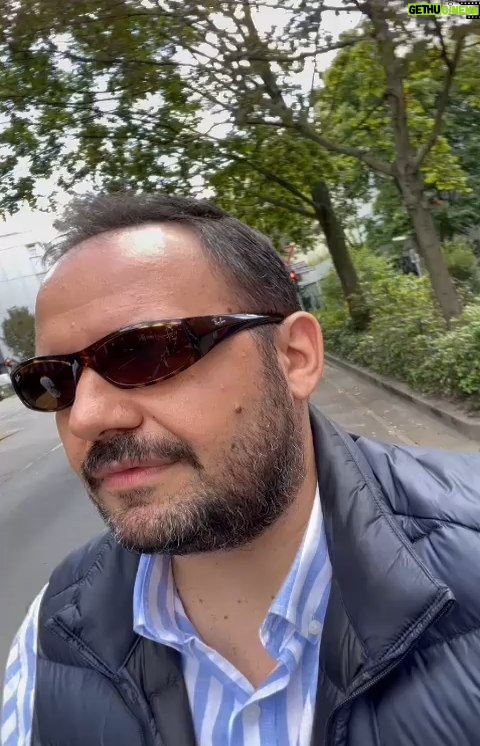 Şahan Gökbakar Instagram - Benim canım dostum, dünyanın en iyi tenorlarından @tenormuratkarahan Turandot Operasıyla Berlini salladı... Mest etti herkesi. Hazir Berlindeyken Recepin grafitiyede uğramış 🤣🤣 ya ne adamsın. Cok güldum🤣
