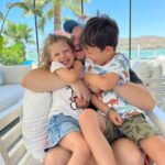 Şahan Gökbakar Instagram - Canım Efe ve canım Ela... Sizleri kucağıma ilk aldığım gün hissettiklerimi başka hiçbir şeye değişmem. Her geçen gün büyümenize,gelişmenize ve keşfetmenize şahitlik etmek çok hoşuma gidiyor. Koşulsuz sevginiz beni hayata sımsıkı bağlıyor. Vicdanlı, merhametli ve dürüst insanlar olacağınızdan şüphem yok. Mutlu olacağınız şekilde yaşadığınız, hayallerinizin peşinden gittiğiniz bir hayat için her zaman yanınızda olacağımı bilin isterim... İyi ki sizin babanızım canlarım. Sizi çok seviyorum.❤️❤️🧿 Not: Sevgili eşim, bu duyguları yaşamamda senin payın büyük!😁 Seni de çok seviyorum❤️ @bizimmutfakhalleri