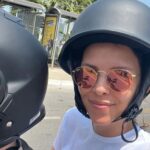 Şahan Gökbakar Instagram – Çekimlerin ilk haftası bitti. Bugün tatil.Hanımı aldım motorla Ayvalık turu attık. Önce Şeytan Tepesine gittik, sonra tost yedik. Üstüne dibek kahvesi ictik. Finali de damla sakızı dondurmalı lor tatlısı ile yaptik. 😁🥰 @bizimmutfakhalleri ❤