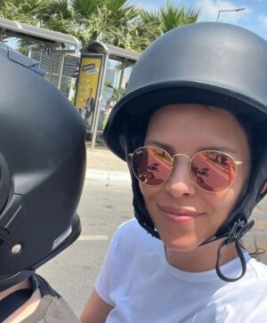 Şahan Gökbakar Instagram - Çekimlerin ilk haftası bitti. Bugün tatil.Hanımı aldım motorla Ayvalık turu attık. Önce Şeytan Tepesine gittik, sonra tost yedik. Üstüne dibek kahvesi ictik. Finali de damla sakızı dondurmalı lor tatlısı ile yaptik. 😁🥰 @bizimmutfakhalleri ❤