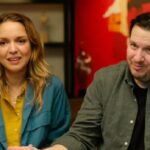 Şahan Gökbakar Instagram – “Erdal ile Ece” aslında Disney için çektiğimiz bir dizi projesiydi. Platformun birçok yerli projeyi yayınlamama kararı almasının ardından, biz de yeni bir karar aldık.
En sevdiğimiz üç bölümü seçtik ve bir film olarak sinemada sizlerle buluşturmak istedik. Erdal ve Ece’nin üç komik hikayesini beraber izleyip gülmek dileğiyle… 23 Şubat 2024 de görüşmek üzere❤️ ⭐️fragman link bio da⭐️