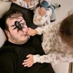 Şahan Gökbakar Instagram – Uyku oncesi babaya böcekli saldırı🤣🧿 ❤️❤️