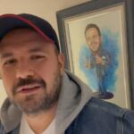 Şahan Gökbakar Instagram – Dünyanın en önemli operalarının peşinden koştuğu sayılı tenorlardandır @tenormuratkarahan . Bilkent Konservatuardan devrem, canım kardeşim,dostumdur. Son yıllarda Devlet Opera ve Balemizin de Genel Müdur olarak başindadır. Okul yıllarinda eğlenip güldüğümüz gibi dünkü arabada yalnızım videoma cevap yollamış😁😁 Yapıyorsun bu sporu Muratım👏👏🙌