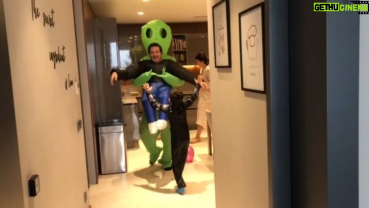 Şahan Gökbakar - 167.2K Likes - Bi uzaylı kaçırmadığı kalmıştı...🤣🤣 Canım kızım Ela'nın doğum günüsü...🧿❤😍Animasyonda sınır yok bizde🤣 Büyüyünce hatırlar güleriz işte...