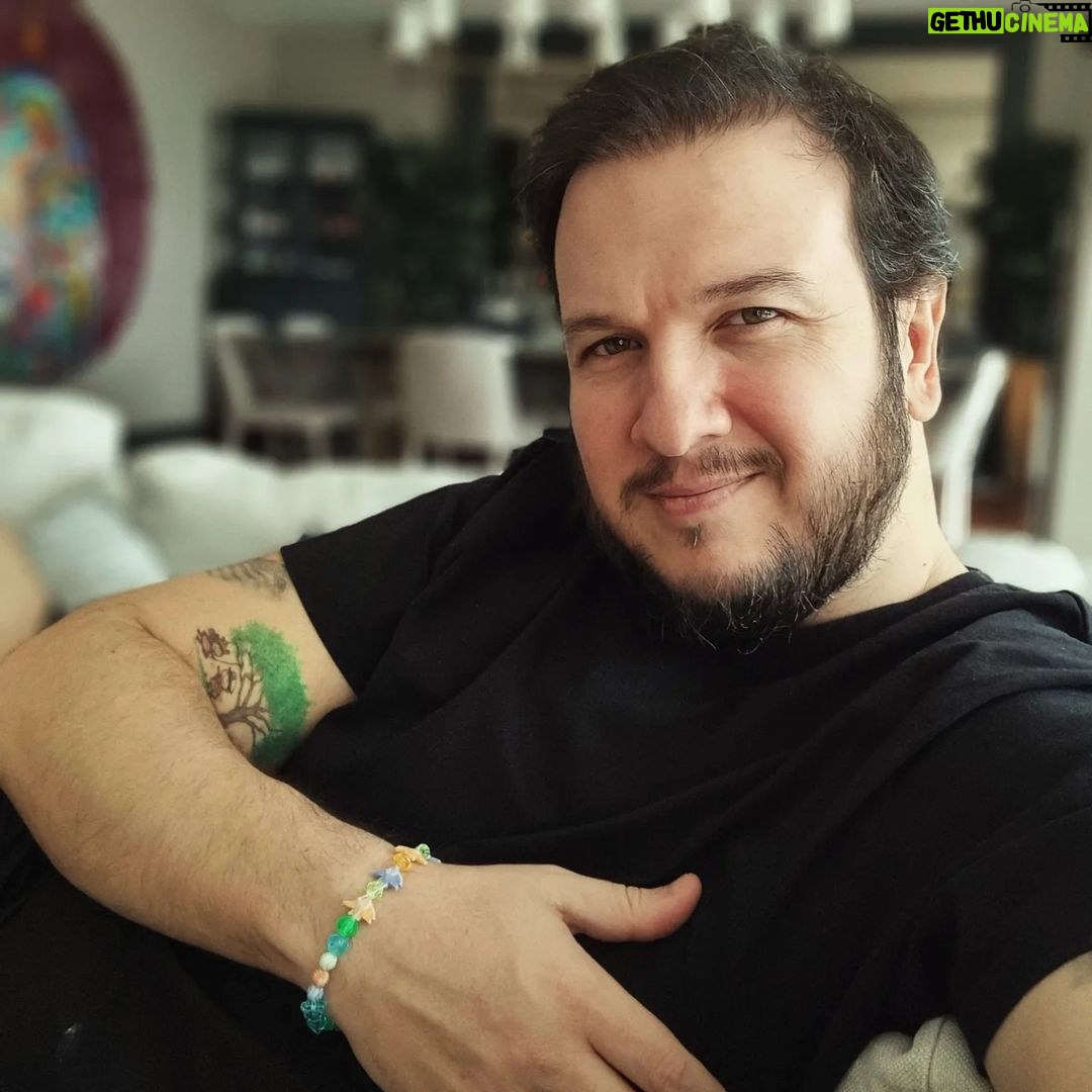 Şahan Gökbakar - 116.2K Likes - Bilekliğimi oğlum Efe yapmış benim için. "Baba sen böyle renkleri cok seversin diye düşündüm" dedi. Bundan sonra favori renklerim bunlar. Sen dersin de ben sevmez miyim? 😁