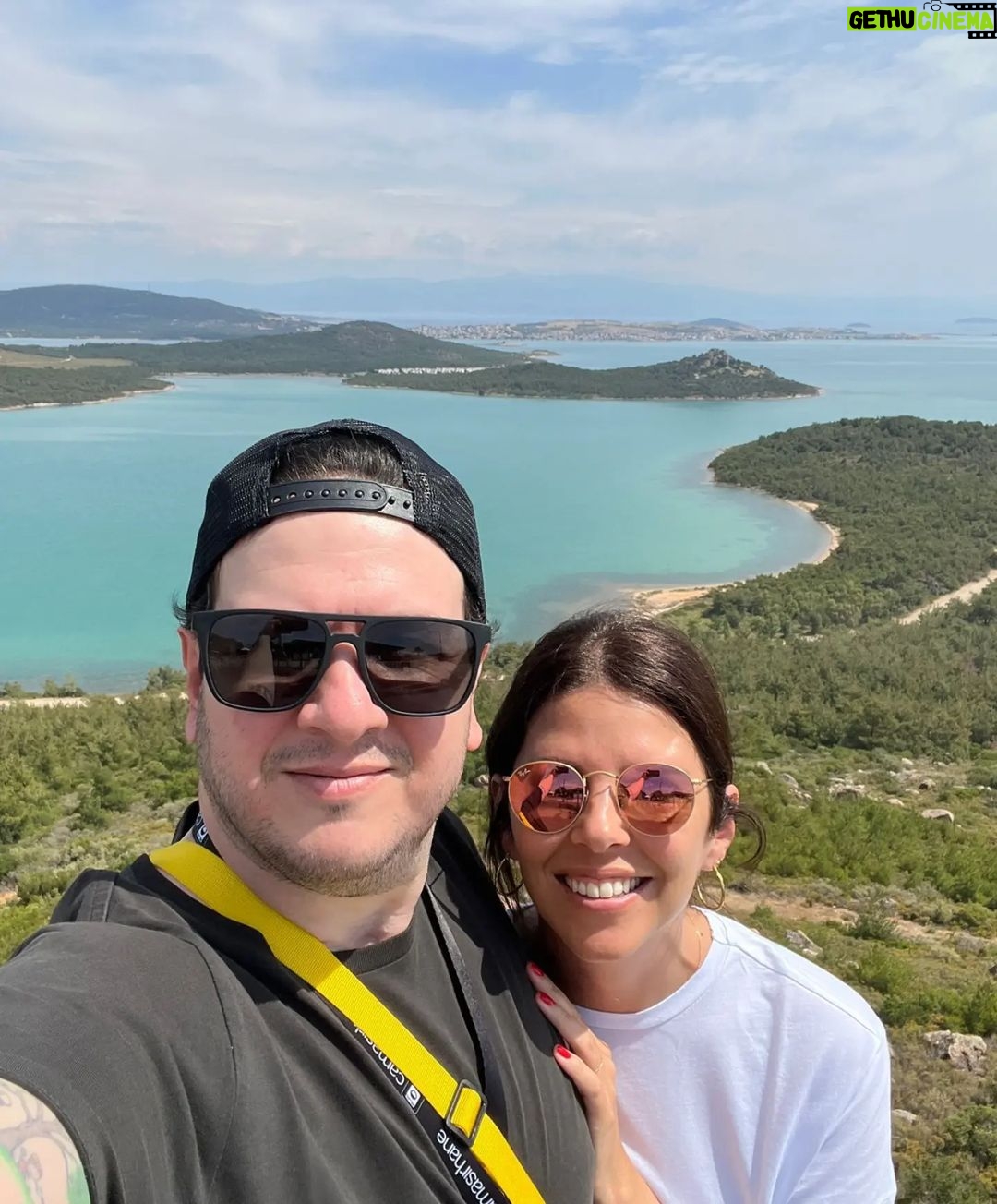 Şahan Gökbakar - 175.1K Likes - Çekimlerin ilk haftası bitti. Bugün tatil.Hanımı aldım motorla Ayvalık turu attık. Önce Şeytan Tepesine gittik, sonra tost yedik. Üstüne dibek kahvesi ictik. Finali de damla sakızı dondurmalı lor tatlısı ile yaptik. 😁🥰 @bizimmutfakhalleri ❤