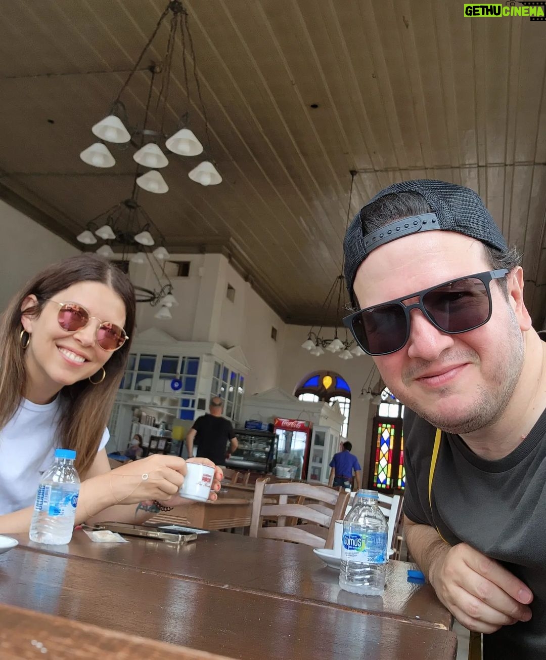 Şahan Gökbakar - 175.1K Likes - Çekimlerin ilk haftası bitti. Bugün tatil.Hanımı aldım motorla Ayvalık turu attık. Önce Şeytan Tepesine gittik, sonra tost yedik. Üstüne dibek kahvesi ictik. Finali de damla sakızı dondurmalı lor tatlısı ile yaptik. 😁🥰 @bizimmutfakhalleri ❤