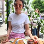 Şahan Gökbakar Instagram – Çekimlerin ilk haftası bitti. Bugün tatil.Hanımı aldım motorla Ayvalık turu attık. Önce Şeytan Tepesine gittik, sonra tost yedik. Üstüne dibek kahvesi ictik. Finali de damla sakızı dondurmalı lor tatlısı ile yaptik. 😁🥰 @bizimmutfakhalleri ❤