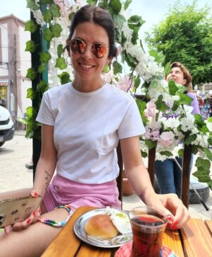 Şahan Gökbakar Instagram - Çekimlerin ilk haftası bitti. Bugün tatil.Hanımı aldım motorla Ayvalık turu attık. Önce Şeytan Tepesine gittik, sonra tost yedik. Üstüne dibek kahvesi ictik. Finali de damla sakızı dondurmalı lor tatlısı ile yaptik. 😁🥰 @bizimmutfakhalleri ❤