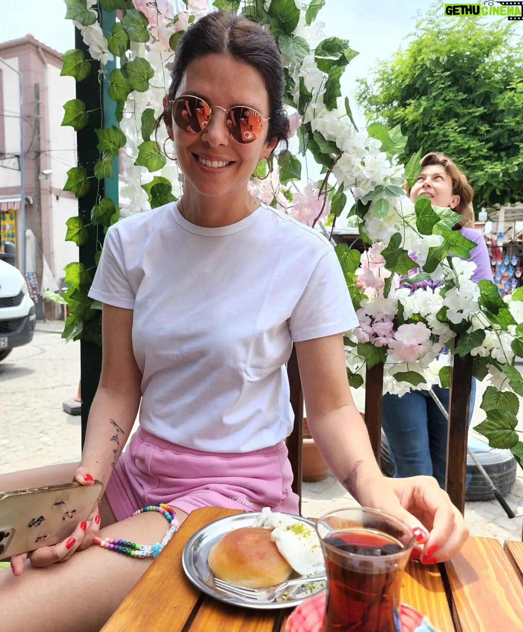 Şahan Gökbakar - 175.1K Likes - Çekimlerin ilk haftası bitti. Bugün tatil.Hanımı aldım motorla Ayvalık turu attık. Önce Şeytan Tepesine gittik, sonra tost yedik. Üstüne dibek kahvesi ictik. Finali de damla sakızı dondurmalı lor tatlısı ile yaptik. 😁🥰 @bizimmutfakhalleri ❤