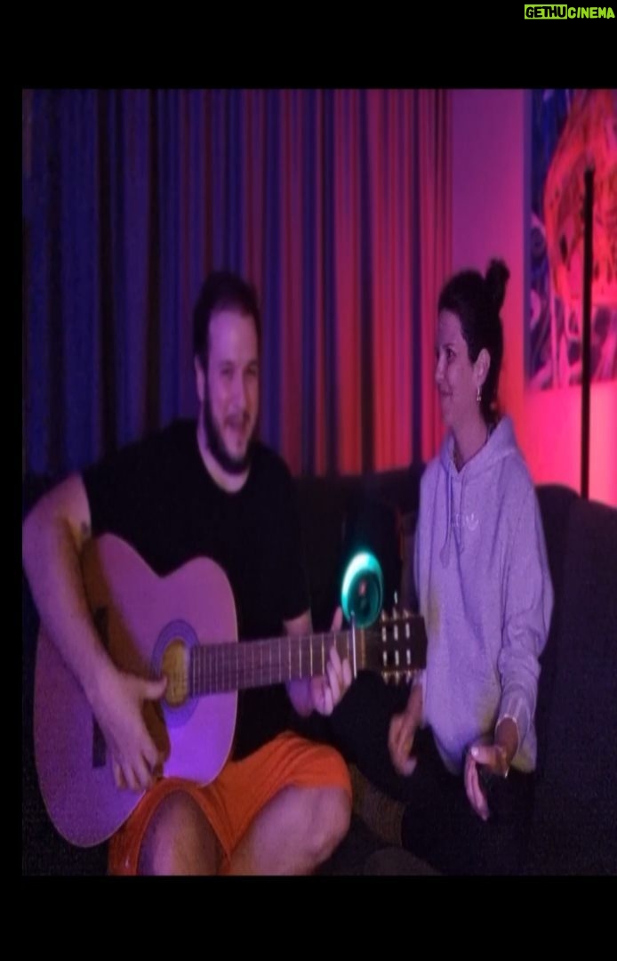 Şahan Gökbakar - 151.5K Likes - Gökbakar Muzikhol Gururla Sunar 😂
Rengin / Aldatıldık
Assolist: Selin Gökbakar
Gitar: ŞG
1 adet yanarlı dönerli pavyon hoparlör
1 adet pavyon kırmızı led