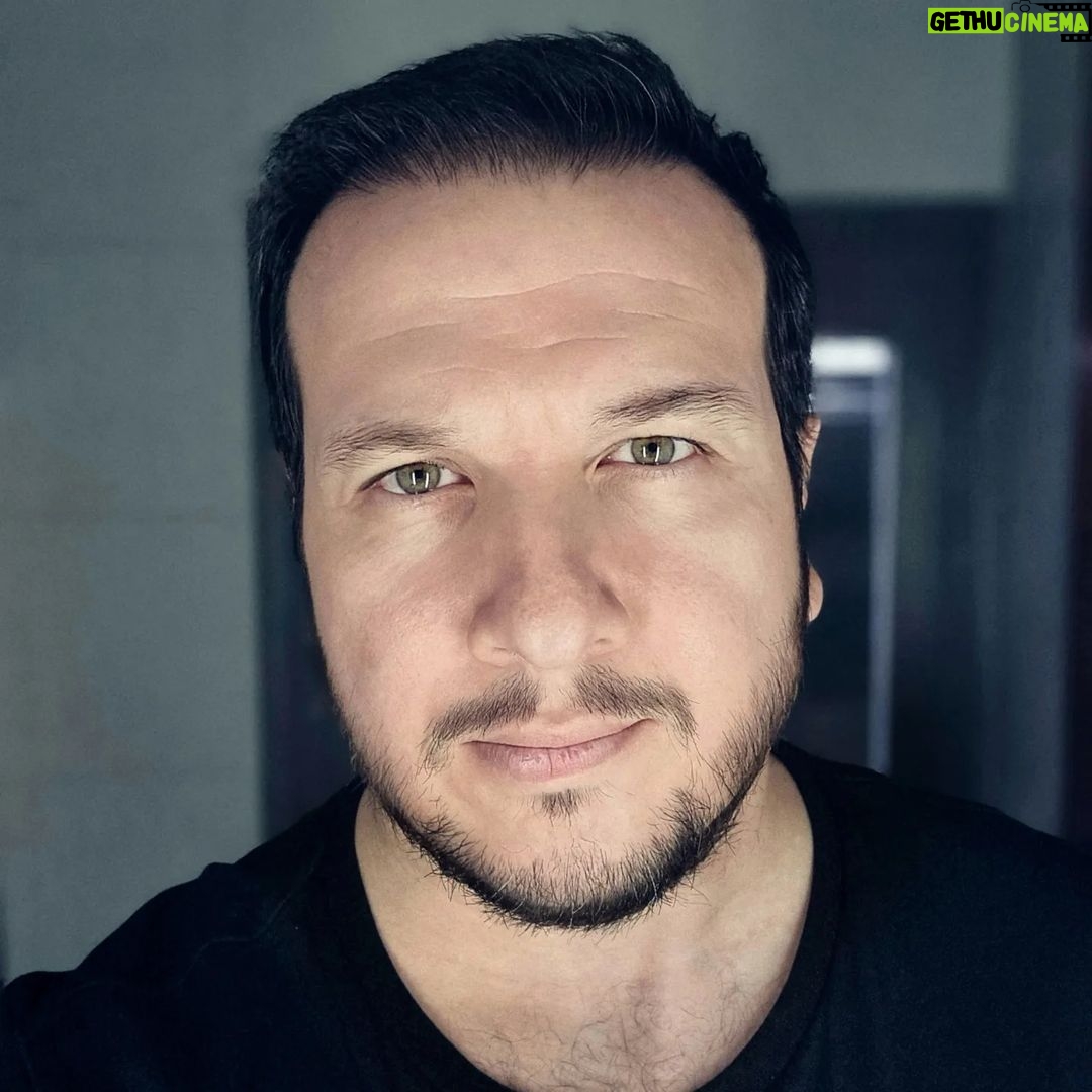 Şahan Gökbakar Instagram - Heybetini gizli tut yiğidim, duruşun çakalları korkutuyor. 🤣 #tuvaletaynası