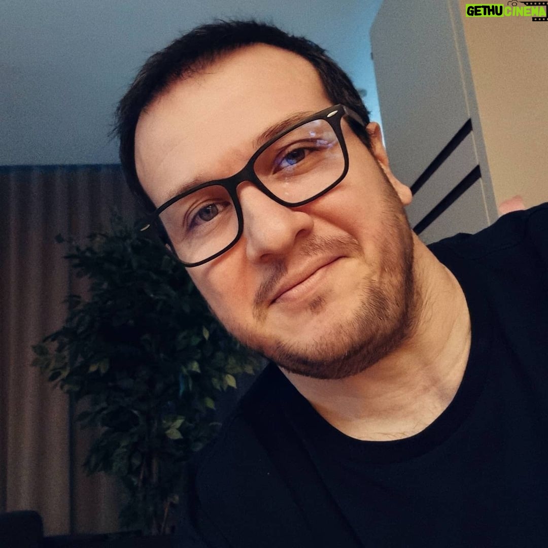 Şahan Gökbakar Instagram - Yılın son günü! Hal böyleyken herkesten adeta bir sır gibi gizlediğim gözlüklü halimi sizlerle paylaşıyorum.😁 Şaka maka ben de yaşlanıyorum beaaa! #hipermetrop #yıllar #geliyor #yeniyıl