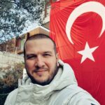 Şahan Gökbakar Instagram - Eskiden bu toprakların tek bir sahibi varmış. Padişah derlermiş ona. Herşey ona aitmiş ve bu topraklarda yaşayan milyonlarca insan da onun kullarıymış. Halktan birinin ülke yönetimine karışması veya başa geçmesi mümkün değilmiş. Çünkü mutlak monarşi denilen sistem yani padişahlık babadan oğula veya kardeşten kardeşe geçermiş sadece. Derken bir gün bu topraklar istila edilmiş. Her yere el koymuş düşman. Kaçan kaçmış, anlaşan anlaşmış ve bu halk kaderiyle baş başa bırakılmış. Eee bu hikaye burda biter mi? Bitmez... Sonra bir kahraman vatan evladı çıkmış.Adı MUSTAFA KEMAL. Önce bütün halkı tek vücut etmiş, ardından bu millete önderlik ederek tüm düsmanları bu topraklardan kovmuş.Tekrar vatanı geri alınca düşmandan, kendisi padişah mı olacak? Tabi ki hayır.. Bu topraklar artık, kendi vatanını kanıyla canıyla savunan bu milletindir. Yönetim şekli Cumhuriyet olacak ve bundan sonra egemenlik kayıtsız şartsız milletin olacak demiş. Işte bugün bu kararın 98.yıl dönümü... Bu satırları bir padişahın kulu olarak değil, fikri hür, vicdanı hür, irfanı hür ve cesur bir Cumhuriyet çocuğu olarak yazıyorum. Bana bu imkanı veren büyük ve güzel adam MUSTAFA KEMAL ATATÜRK'ü de minnet, saygı ve sonsuz sevgiyle anıyorum... Yaşasın Cumhuriyet! ❤🇹🇷