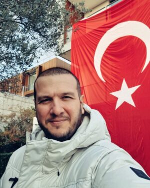 Şahan Gökbakar Instagram - Eskiden bu toprakların tek bir sahibi varmış. Padişah derlermiş ona. Herşey ona aitmiş ve bu topraklarda yaşayan milyonlarca insan da onun kullarıymış. Halktan birinin ülke yönetimine karışması veya başa geçmesi mümkün değilmiş. Çünkü mutlak monarşi denilen sistem yani padişahlık babadan oğula veya kardeşten kardeşe geçermiş sadece. Derken bir gün bu topraklar istila edilmiş. Her yere el koymuş düşman. Kaçan kaçmış, anlaşan anlaşmış ve bu halk kaderiyle baş başa bırakılmış. Eee bu hikaye burda biter mi? Bitmez...
Sonra bir kahraman vatan evladı çıkmış.Adı MUSTAFA KEMAL. Önce bütün halkı tek vücut etmiş, ardından bu millete önderlik ederek tüm düsmanları bu topraklardan kovmuş.Tekrar vatanı geri alınca düşmandan,  kendisi padişah mı olacak? Tabi ki hayır.. Bu topraklar artık, kendi vatanını kanıyla canıyla savunan bu milletindir. Yönetim şekli Cumhuriyet olacak ve bundan sonra egemenlik kayıtsız şartsız milletin olacak demiş.
Işte bugün bu kararın 98.yıl dönümü... Bu satırları bir padişahın kulu olarak değil, fikri hür, vicdanı hür, irfanı hür ve cesur bir Cumhuriyet çocuğu olarak yazıyorum. Bana bu imkanı veren büyük ve güzel adam MUSTAFA KEMAL ATATÜRK'ü de minnet, saygı ve sonsuz sevgiyle anıyorum... Yaşasın Cumhuriyet! ❤🇹🇷