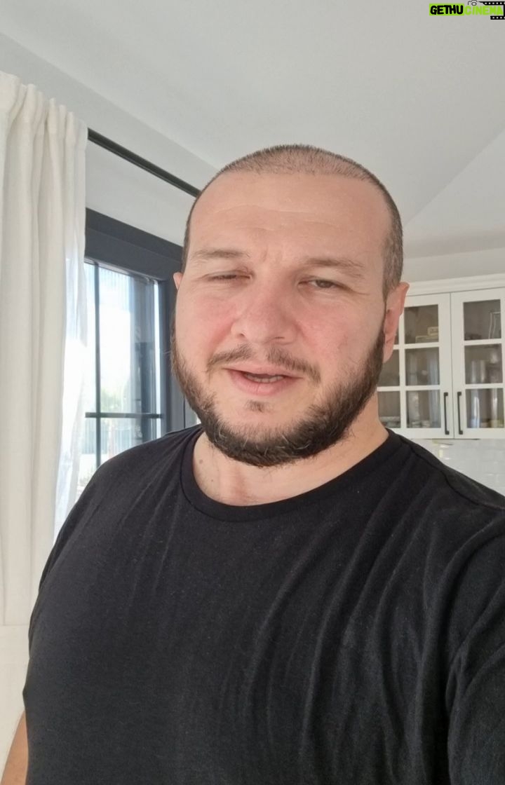 Şahan Gökbakar Instagram - Spikerin günahını almışız boş yere🤦♂️... Yani madem öyle neden bir açiklama yapmiyor TRT bu sekilde bir durum yoktur diye... Neyse belki onlar da arastiriyordur neden oldu diye... Bilginize... #hentbol #trt #millitakım