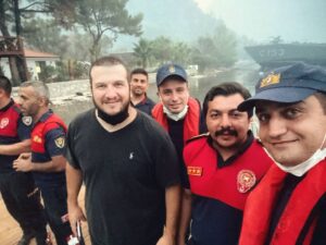Şahan Gökbakar Instagram - Neredeyse 2 ay once, Marmaris'te yanginla mucadele edilen bir gecenin ardindan, gün ağarırken bu fotoyu cekmistik.. Aydın İtfaiyesi Müdürü Murat ve değerli itfaiyeci kardeşlerim, kahraman Sahil Güvenlik personeli ve Donanmamız. 
2 ay geçti; bu sefer onlar aileleriyle Marmarise geldiler, ben de onları ziyaret ettim. Hem biraz güldük hem de o zor günleri tekrar hatırladık...Hepsine tekrar teşekkür ederim. 🙏❤