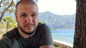 Şahan Gökbakar Instagram - Neden, doğru bulunup alınan bir kararı her yerde uygulamiyoruz? Anneler babalar ve cocuklarimiz neden turistler gibi kendimizi guvende hissedemiyoruz?? Turizmde herkesi aşılayıp, eğitimde aşılamamak?? Ayrica cocugunu okula yollayan veliler de aşilanmali degil mi? Nezaketle soruyor, mantıklı bir cevap rica ediyorum... @drfahrettinkoca @saglikbakanligi