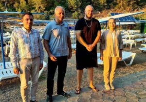 Şahan Gökbakar Instagram - Muğla Milletvekili Sn.Yelda Erol Gökcan ve beraberinde il ve ilce baskanlarindan olusan heyet ile teşekkür ziyaretinde bulundular. Yangının ilk gününden bugune deneyimlerimi, eksik gorduklerimi ve tespitlerimi anlattım. Yaraları sarma yolunda, bize dusen birsey olursa eger burada olduğumuzu belirttim. Nezaketleri icin kendilerine teşekkür ederim.🙏 @yelda.erol48