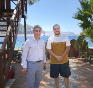 Şahan Gökbakar Instagram - Bugün değerli bir misafirimiz vardı. Marmaris Belediye Başkanı Sn.Mehmet Oktay ( @mehmetoktay ) ziyaretimize geldi. Hem geçen günleri, hem de gelecek günlerde yapılması gerekenleri konuştuk. 
Bu buluşma güzel şeylere de vesile olacak inşallah...Hasar tespit çalışmaları bittikten sonra da, yangından hasar görmüş köy evlerinin onarımı icin ben ve gönlü güzel sanatçı, iş insanı dostlarımızla kendisinin ve Marmaris halkının yanında olacağımızı belirttim. Kendisine nezaketi için çok teşekkür ederim.🙏❤🇹🇷