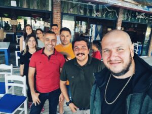 Şahan Gökbakar Instagram - Neredeyse 2 ay once, Marmaris'te yanginla mucadele edilen bir gecenin ardindan, gün ağarırken bu fotoyu cekmistik.. Aydın İtfaiyesi Müdürü Murat ve değerli itfaiyeci kardeşlerim, kahraman Sahil Güvenlik personeli ve Donanmamız. 
2 ay geçti; bu sefer onlar aileleriyle Marmarise geldiler, ben de onları ziyaret ettim. Hem biraz güldük hem de o zor günleri tekrar hatırladık...Hepsine tekrar teşekkür ederim. 🙏❤