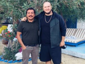Şahan Gökbakar Instagram - Neredeyse 2 ay once, Marmaris'te yanginla mucadele edilen bir gecenin ardindan, gün ağarırken bu fotoyu cekmistik.. Aydın İtfaiyesi Müdürü Murat ve değerli itfaiyeci kardeşlerim, kahraman Sahil Güvenlik personeli ve Donanmamız. 
2 ay geçti; bu sefer onlar aileleriyle Marmarise geldiler, ben de onları ziyaret ettim. Hem biraz güldük hem de o zor günleri tekrar hatırladık...Hepsine tekrar teşekkür ederim. 🙏❤