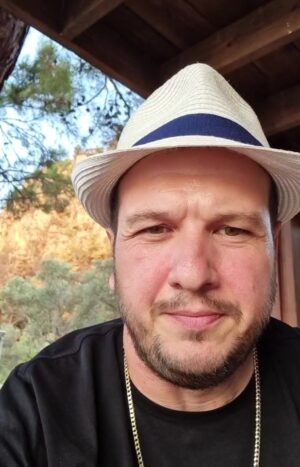Şahan Gökbakar Instagram - baska bisey icin degil. Bu kadar hakareti hakkedecek bisey yapmadim bence....
 
Not: "Sgkli personeliniz gibi" derken ast ust iliskisi icerisinde miyiz? demek anlaminda, mecaz anlamda kullandim. nolur yanlis anlamayin.