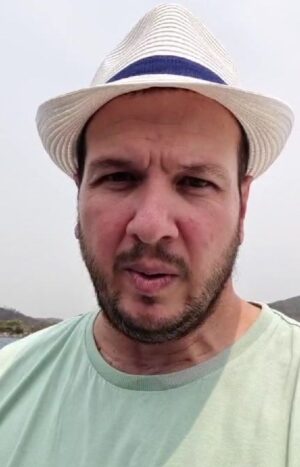 Şahan Gökbakar Instagram - Cennet vatanimiz yanmis, millet can derdinde... Birileri hala can yakamaya calisiyor
