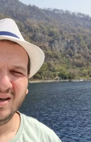 Şahan Gökbakar Instagram - Burada bu felaketi atlattik sayilir...Cok şükür.. Kalbimiz, aklımız yangının devam ettigi yerlerde...