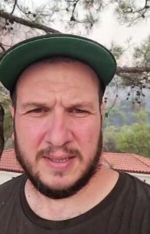 Şahan Gökbakar Instagram - Yangin Husniye Teyze ve Ismail Beyin
evi yanacak