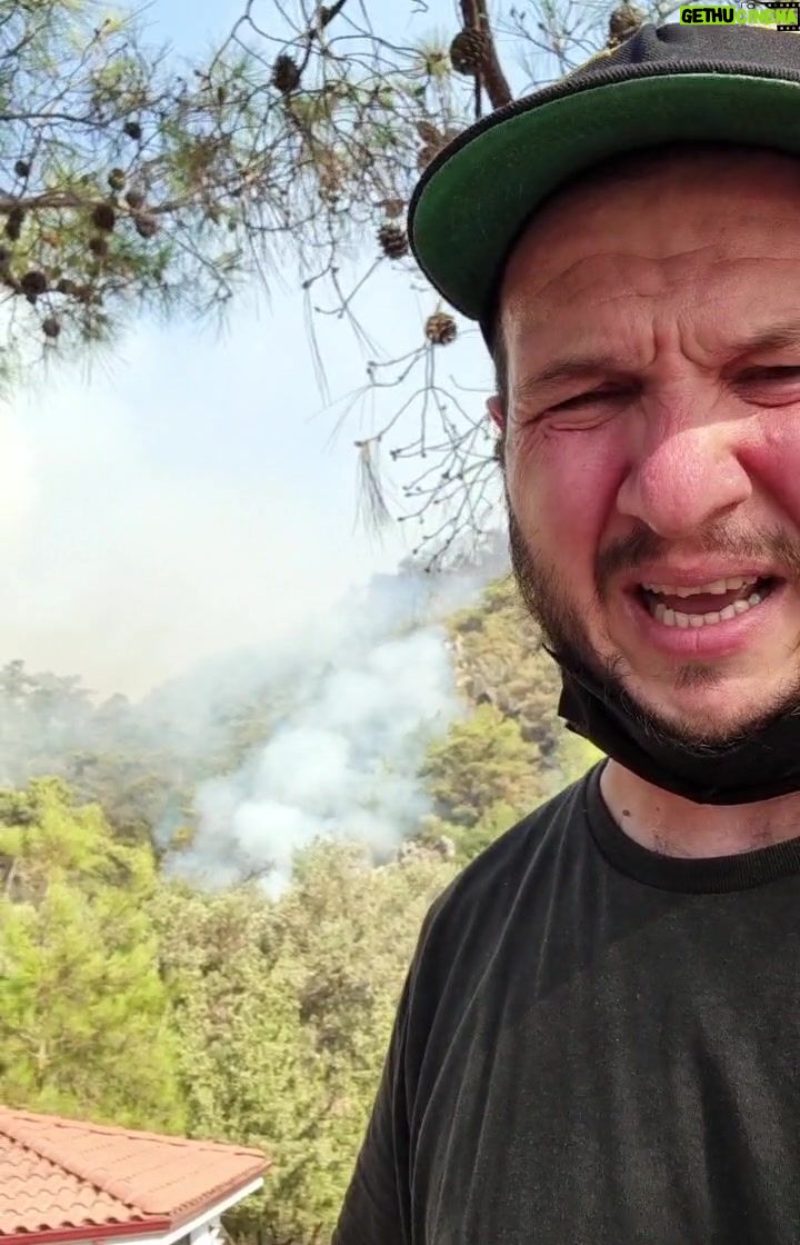 Şahan Gökbakar - 140.5K Likes - Ruzgar ani donusler yapiyor.... kahramanlar alevlerle savasiyor...