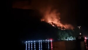 Şahan Gökbakar Instagram - Gece, yangın ve çaresizlik...
