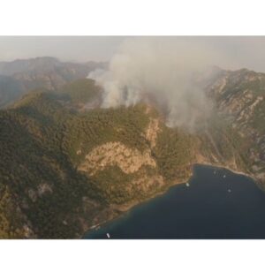 Şahan Gökbakar Instagram - 2 saat onceki drone cekimleri... yanginin alani ve boyutu korkutucu...