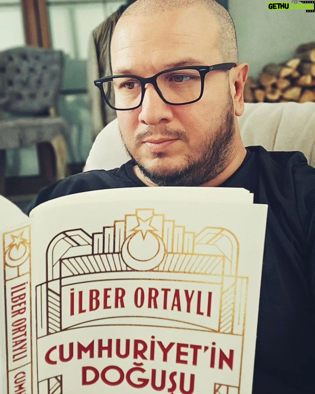 Şahan Gökbakar Instagram - İyice öğrenmek, bilmek lazım. Ağzı olan konuşuyor, dil uzatıyor... Bilelim ki savunabilelim. Değil mi hocam? 😁 @ilberortayli kalemine sağlık.