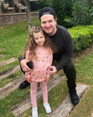 Şahan Gökbakar Instagram - Kız babası olmak... Mükemmel bir şey! ❤️🧿 #dünyakızçocuklarıgünü