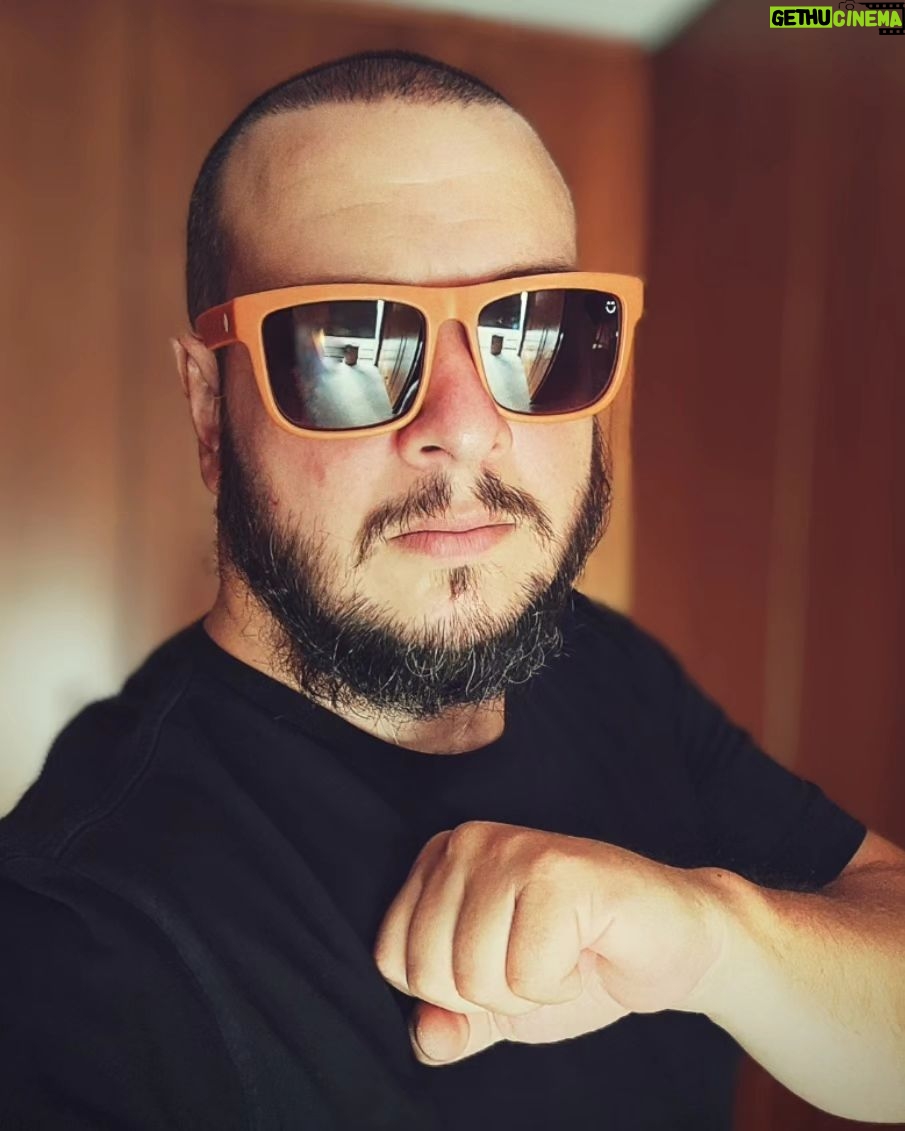 Şahan Gökbakar Instagram - 😎 oh beee. Sacları kazıdım. Direk Bedükle Berkay arası bir yerdeyim😂