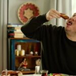 Şahan Gökbakar Instagram – “Erdal ile Ece” aslında Disney için çektiğimiz bir dizi projesiydi. Platformun birçok yerli projeyi yayınlamama kararı almasının ardından, biz de yeni bir karar aldık.
En sevdiğimiz üç bölümü seçtik ve bir film olarak sinemada sizlerle buluşturmak istedik. Erdal ve Ece’nin üç komik hikayesini beraber izleyip gülmek dileğiyle… 23 Şubat 2024 de görüşmek üzere❤️ ⭐️fragman link bio da⭐️
