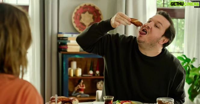 Şahan Gökbakar Instagram - "Erdal ile Ece" aslında Disney için çektiğimiz bir dizi projesiydi. Platformun birçok yerli projeyi yayınlamama kararı almasının ardından, biz de yeni bir karar aldık. En sevdiğimiz üç bölümü seçtik ve bir film olarak sinemada sizlerle buluşturmak istedik. Erdal ve Ece'nin üç komik hikayesini beraber izleyip gülmek dileğiyle... 23 Şubat 2024 de görüşmek üzere❤️ ⭐️fragman link bio da⭐️