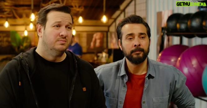 Şahan Gökbakar Instagram - "Erdal ile Ece" aslında Disney için çektiğimiz bir dizi projesiydi. Platformun birçok yerli projeyi yayınlamama kararı almasının ardından, biz de yeni bir karar aldık. En sevdiğimiz üç bölümü seçtik ve bir film olarak sinemada sizlerle buluşturmak istedik. Erdal ve Ece'nin üç komik hikayesini beraber izleyip gülmek dileğiyle... 23 Şubat 2024 de görüşmek üzere❤️ ⭐️fragman link bio da⭐️