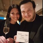 Şahan Gökbakar Instagram – Çıkma teklif ettim kabul etti ömürlük sevgilim… 😁😍
#datenight #anniversary #8th 
@bizimmutfakhalleri @selingokbakar 
#turkfatihtutak