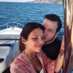 Şahan Gökbakar Instagram – Canım benim
8. Yılımız kutlu olsun
Bu boğucu ve can sıkıcı ortamda,
çokca dertlendiğim bir dönemde yuvamızdaki huzur,mutluluk ve senin güzel kalbin sayesinde nefes alıyorum.
Nice 8lere ❤️ @bizimmutfakhalleri @selingokbakar
