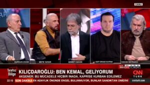 Şahan Gökbakar Instagram - Canlı yayında kişisel bakım🤦🤦🤣🤷😂🚀 Hakan Bayrakçı tırnak kesiyorsa, Akif Orhan Kaypak olarak altta kalamazdim😂😂 #medyanınhali #cnntürk